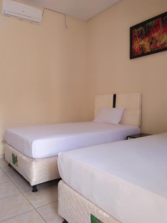 Deka Homestay Mataram Exteriör bild
